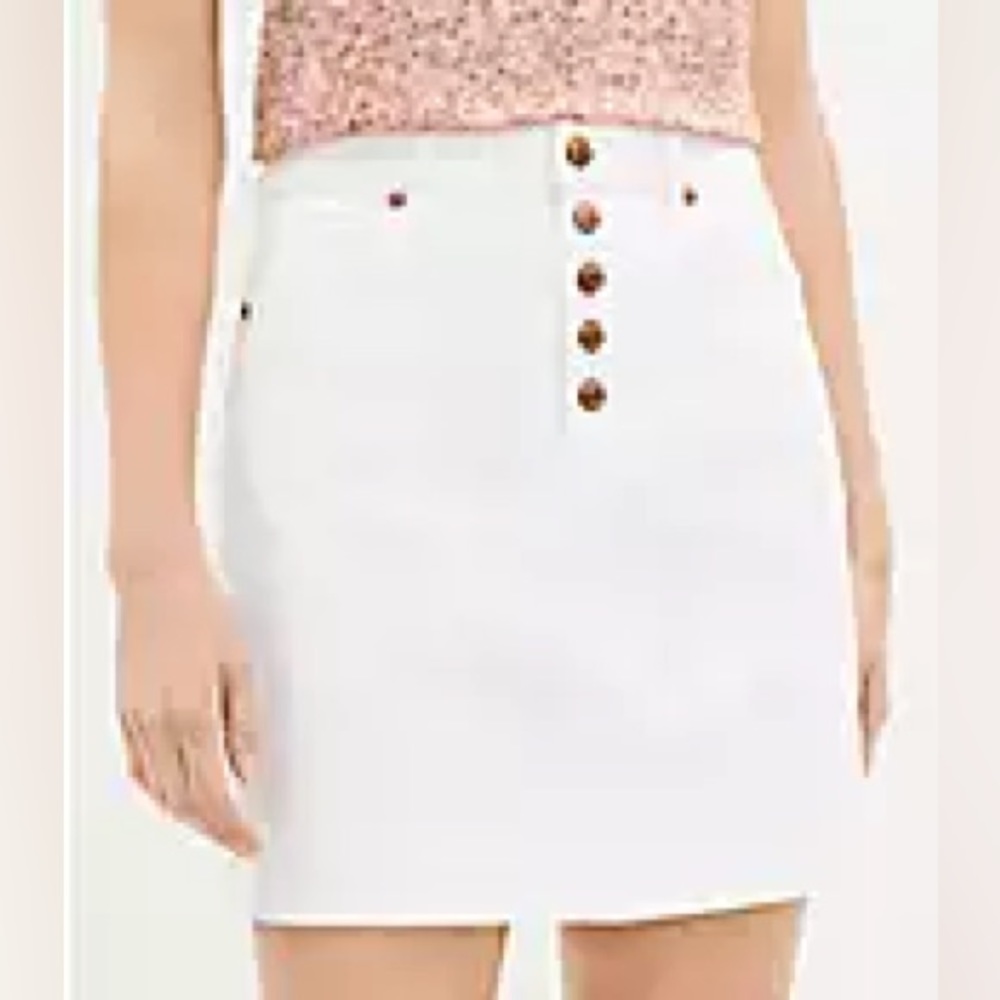 With a cool button front, this denim skirt.Front zip with button closure.